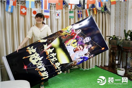 布置世界杯房间,女人为男人布置房间