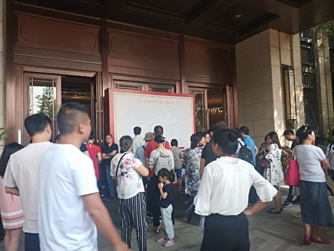 河西开盘：现场踢足球，弄错号码喊来警察，还有盘首付降至三成……