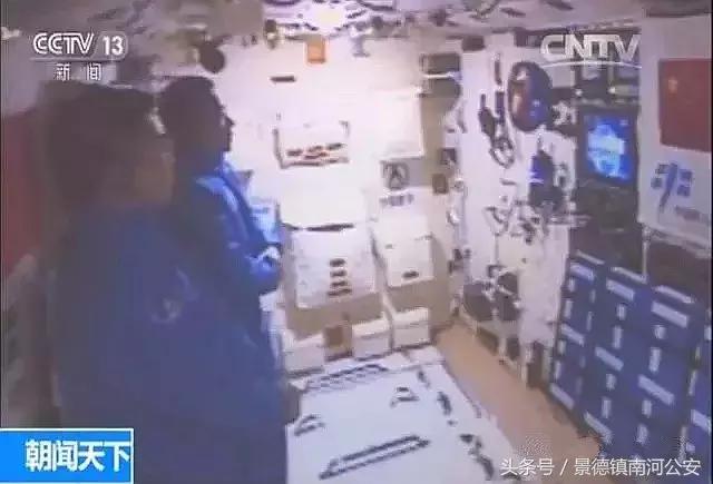 宇航员去太空看地球,宇航员在太空看卫星