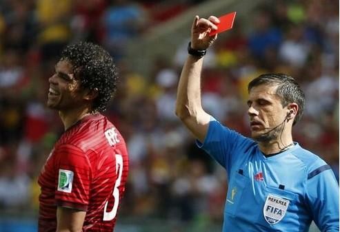 足球什么时候有红黄牌,足球赛场上红黄牌最多的一场