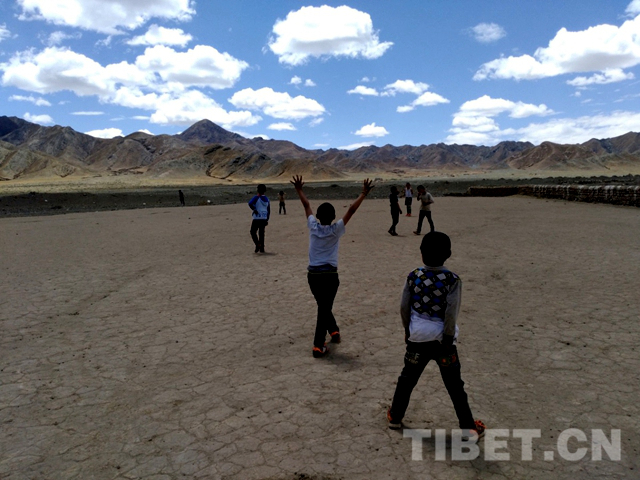 没有专业球鞋却怀揣闪亮梦想雅江边足球小将“预热”世界杯