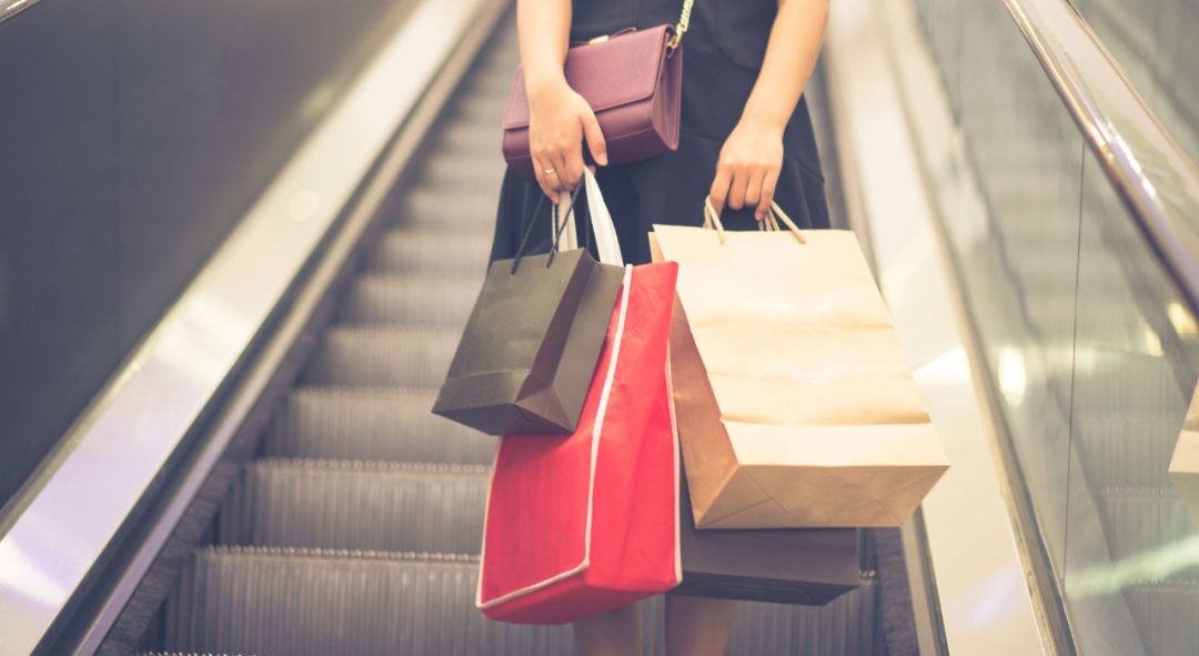 在机场如果有人让帮忙看行李,机场别人让你帮忙拿行李