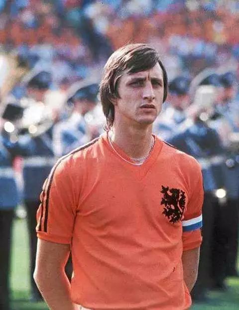 「夜读」世界杯经典球衣图鉴，哪一件是你的青春？