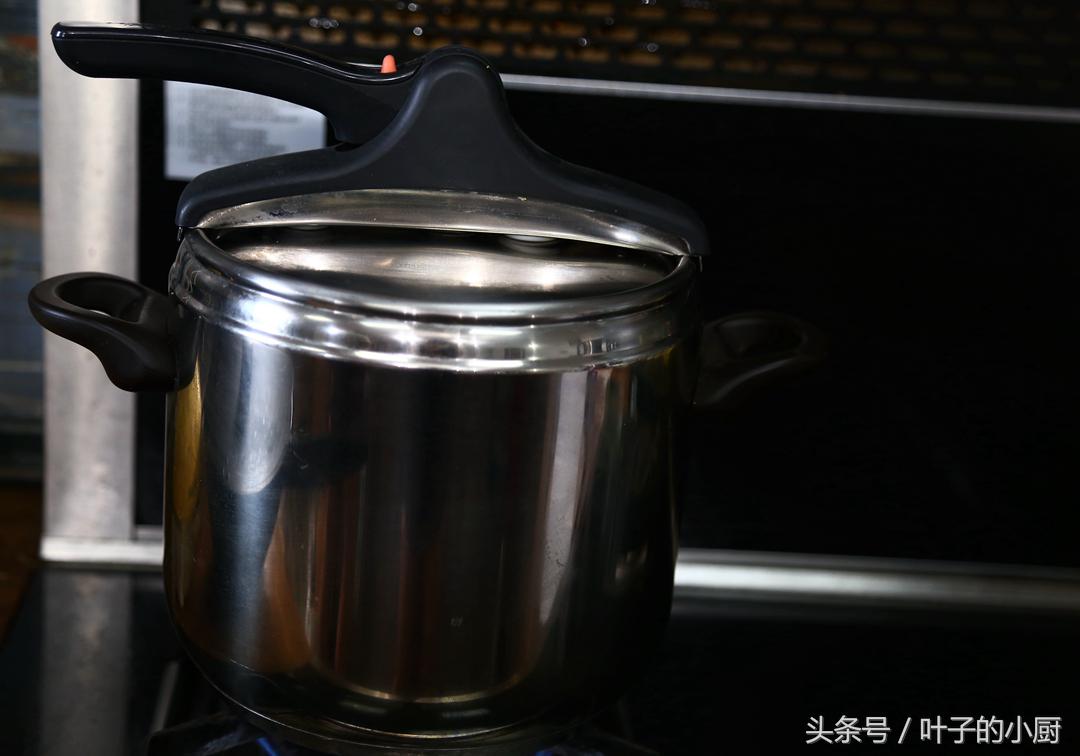 不会包粽子简单的蒸一下,不会包粽子的慢动作