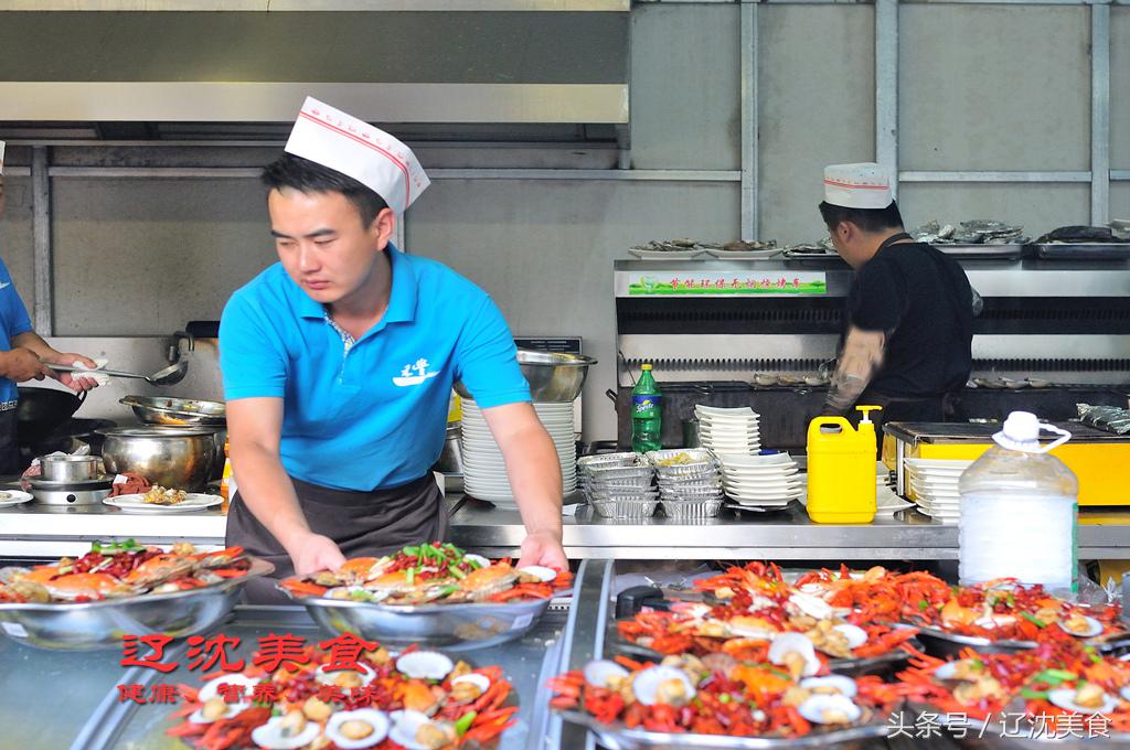 世界杯开幕球迷狂欢,世界杯预选赛沈阳足球现场球迷