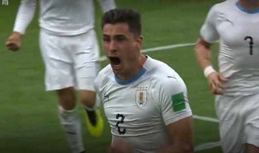 足球残疾球迷感动瞬间,乌拉圭74岁主帅为什么拄拐