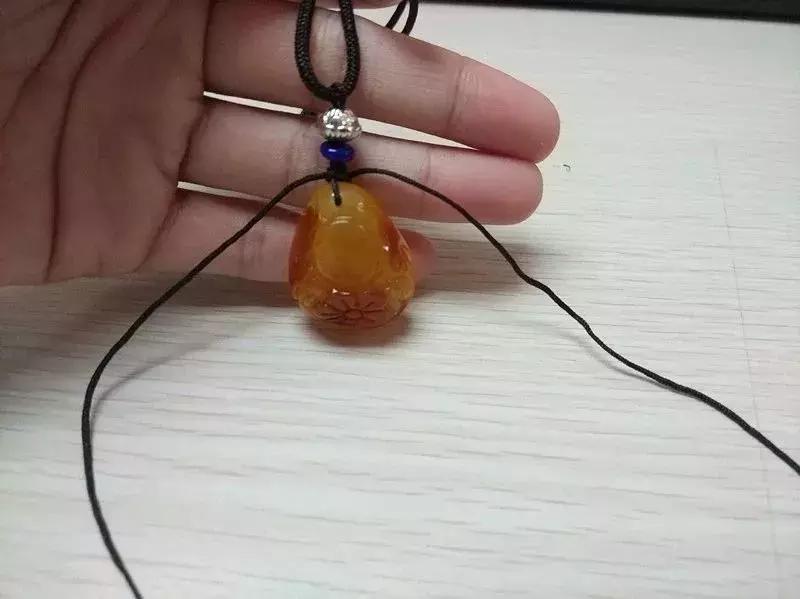 吊坠扣头绳子绑法,有金扣头的吊坠如何绑绳子