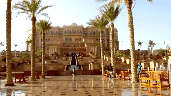 全球唯一座八星级酒店，装饰就用掉40吨黄金，专门配有*博兰**基尼接送