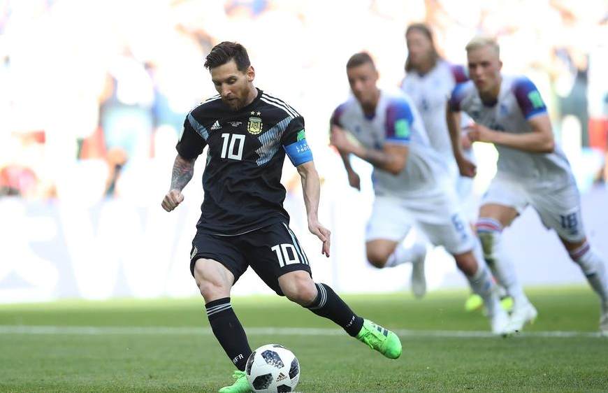 梅西现在是不是超越c罗了,梅西也曾经历过低谷永不放弃