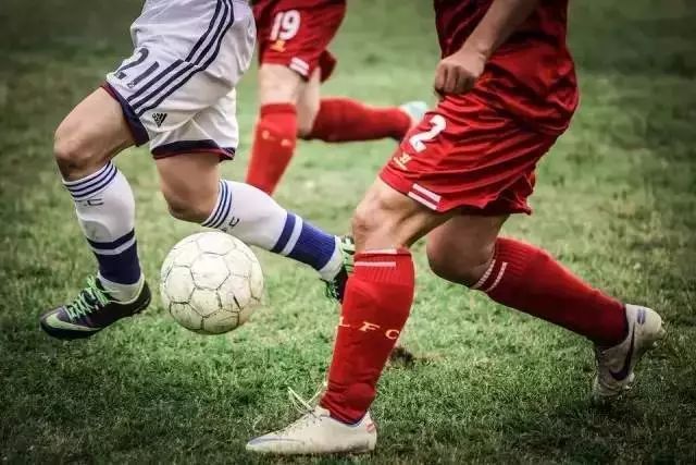 如果你的男朋友喜欢足球,如果一个男人爱上你了怎么办