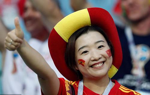 世界杯漂亮的女球迷视频,世界杯塞尔维亚女球迷高清大图
