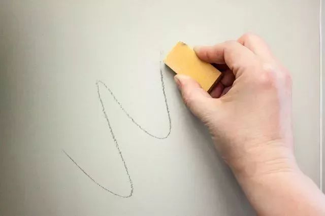 白墙弄脏了怎么把它变白不用白酒,白墙孩子给弄脏了有什么能变白