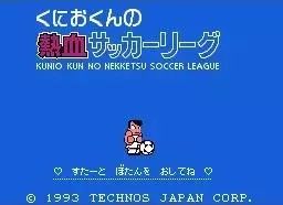 在这款比拼技巧的足球游戏中，所有玩家都努力“踢烂”对手的屁股