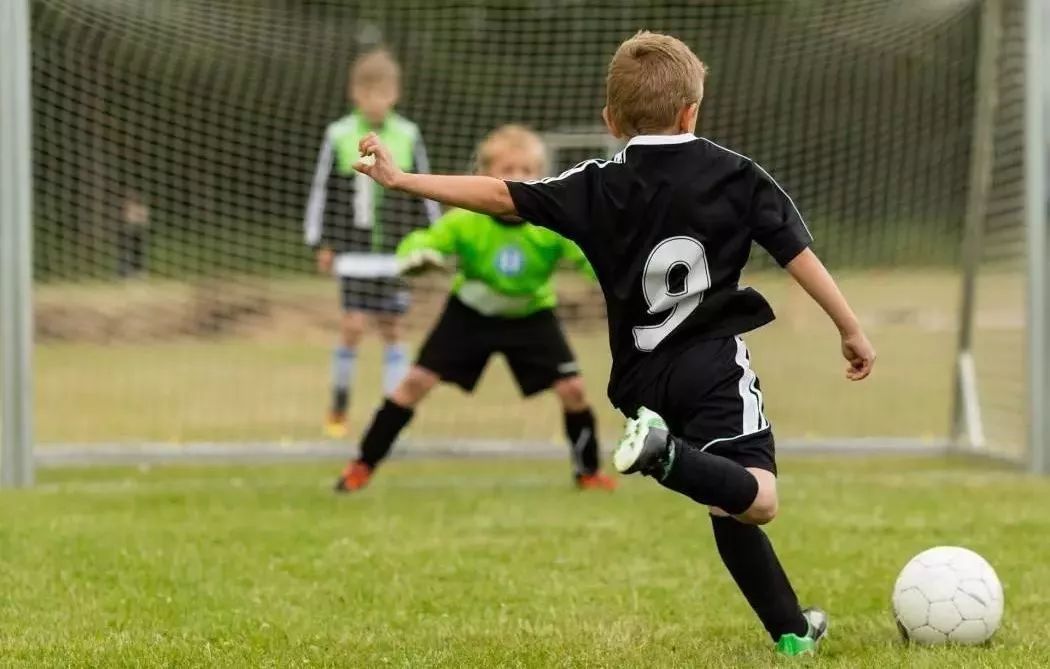在这款比拼技巧的足球游戏中，所有玩家都努力“踢烂”对手的屁股