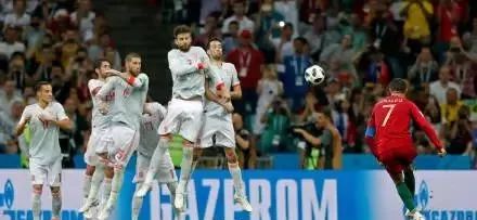 在这款比拼技巧的足球游戏中，所有玩家都努力“踢烂”对手的屁股