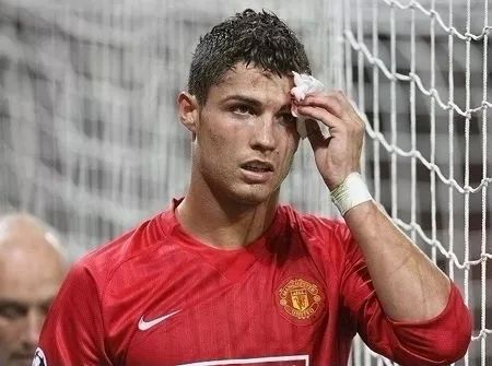 踢足球常见膝盖伤病,踢球中遇到的事故和处理方法