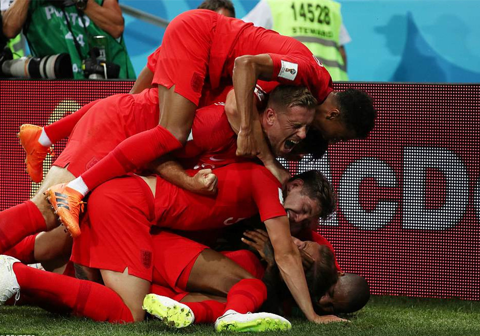 英格兰球迷庆祝阿根廷夺冠,英格兰球迷疯狂庆祝女足