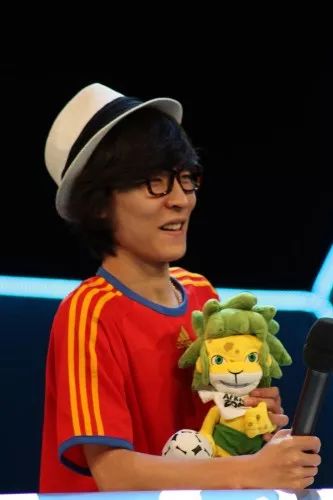 陈奕迅为林俊杰颁发金曲奖,陈奕迅颁奖世界杯