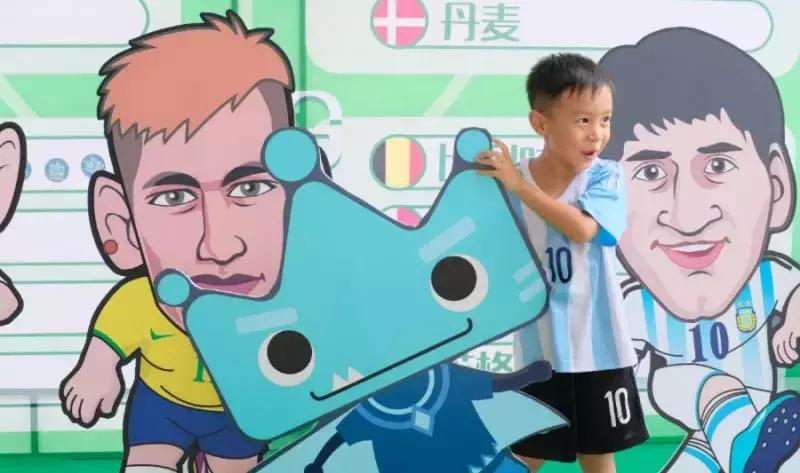 刚刚过去的父亲节，我和孩子在这里踢了一场世界杯