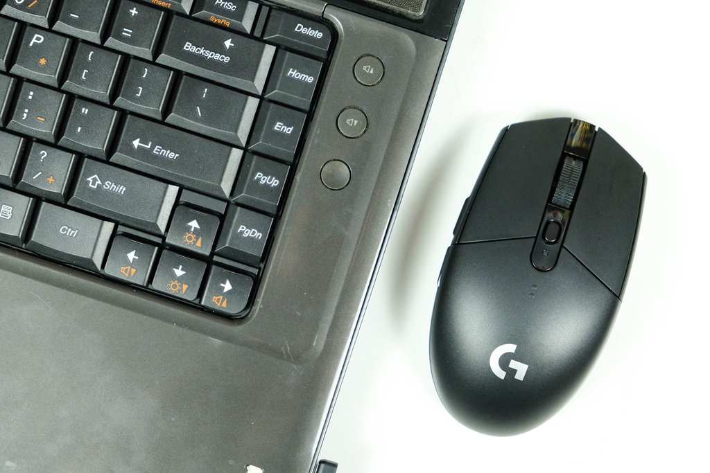 秀出精彩就用罗技g304无线鼠标,罗技g304无线鼠标打游戏测评