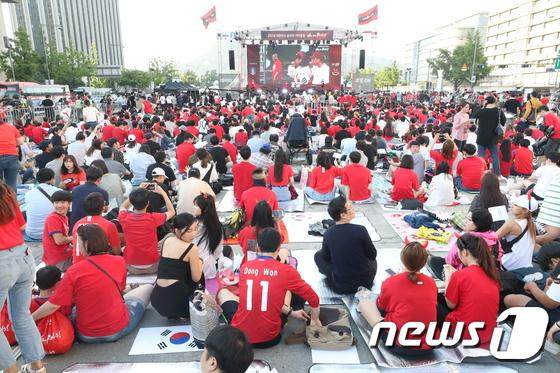 素质高！2.5万韩国球迷齐聚光化门看球输球后捡走垃圾光洁如新