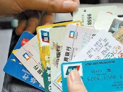 超市小票别扔里面藏有猫腻,超市购物顾客将不要的商品乱扔