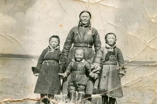 为什么少数民族衣服花里胡哨,为什么少数民族都有服装