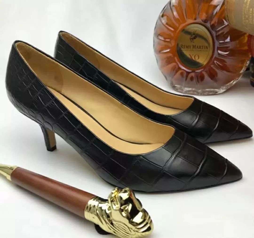 鳄鱼皮鞋子好还是牛皮好,鳄鱼皮的皮鞋优点和缺点