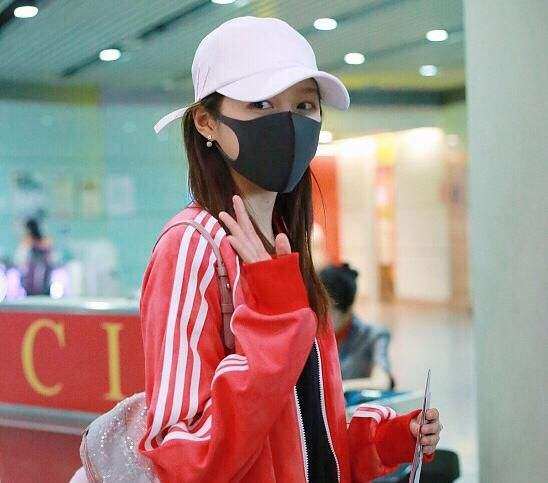 杨幂迪丽热巴黑色衣服,迪丽热巴穿杨幂同款卫衣现身