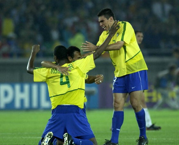 你还记得那位铁血的巴西后卫卢西奥吗？如今他依然奋战在赛场上