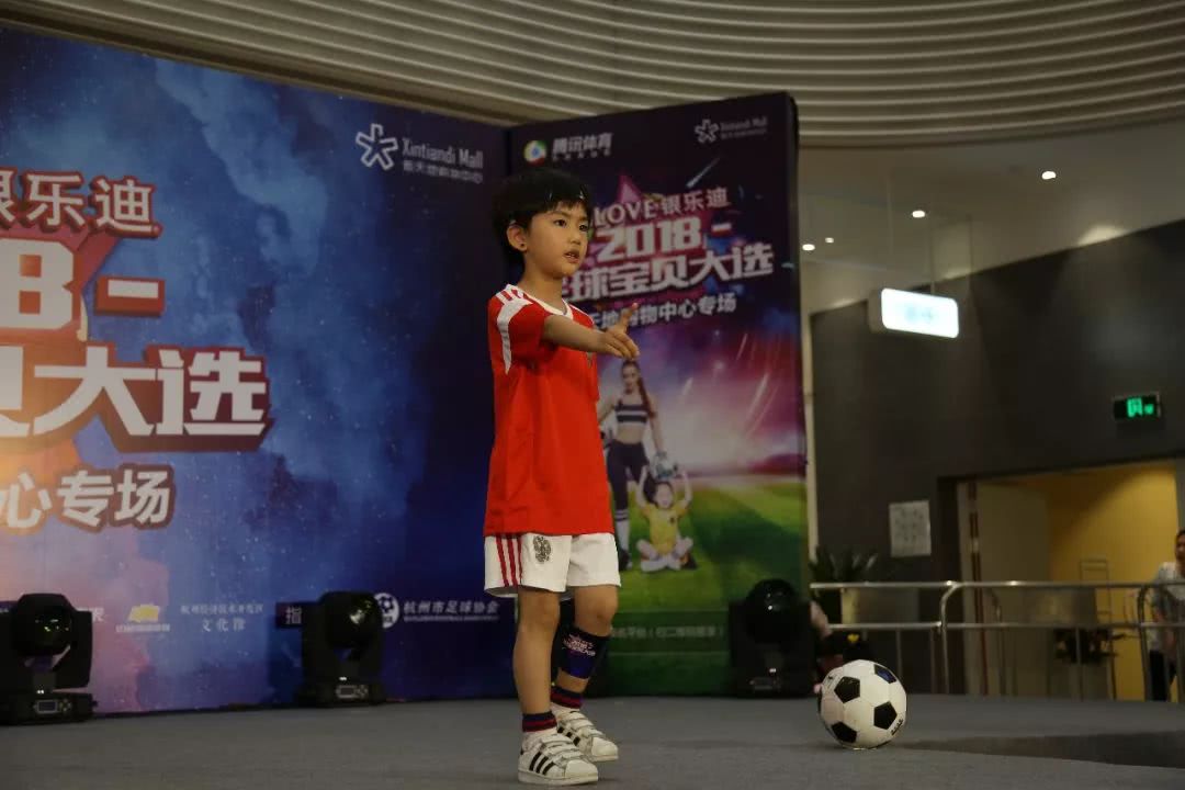 银乐迪新天地店,为世界杯加油足球小宝贝