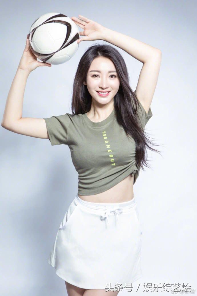 柳岩穿足球衣服,柳岩露脐装跳舞