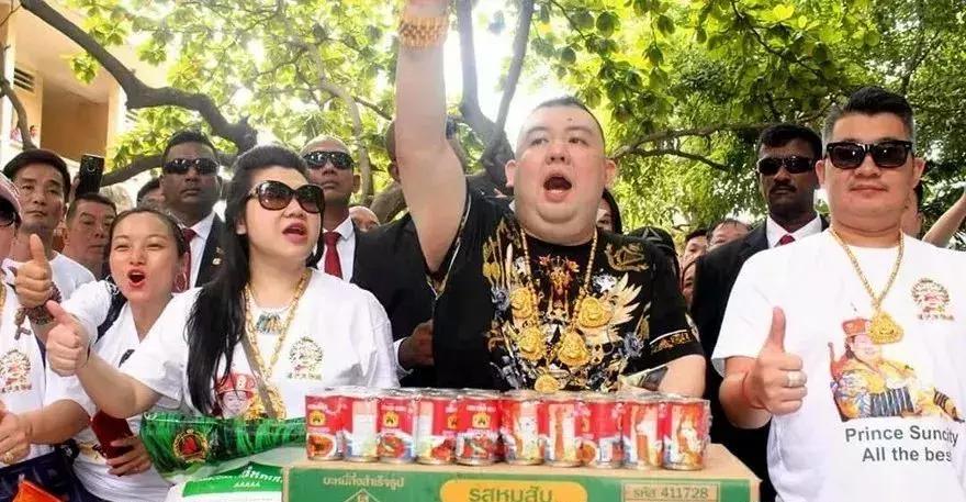 网传奇葩“亿万富豪”到柬埔寨撒钱!身边多名保镖随从