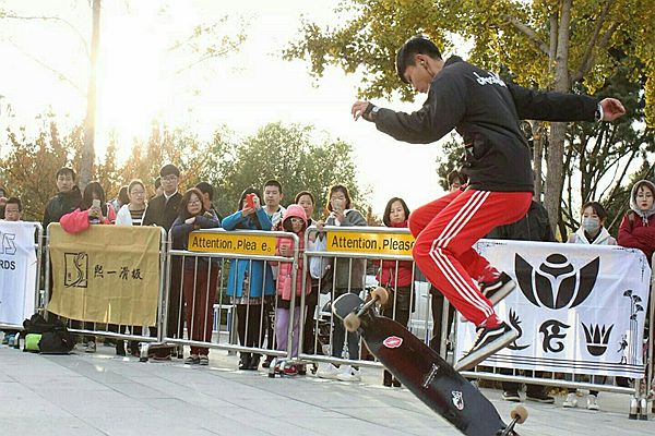 世界滑板日,世界滑板日滑板刷街