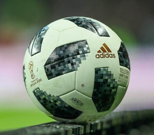 守门员如何把足球抛得又高又远,足球越硬好还是越软好