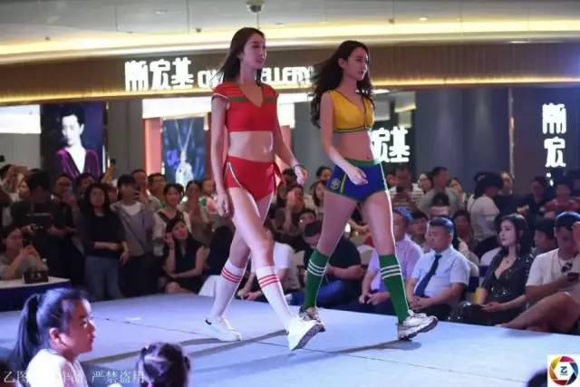 胸模化身足球宝贝,T台走秀鞋子掉了，穿袜子走完全场