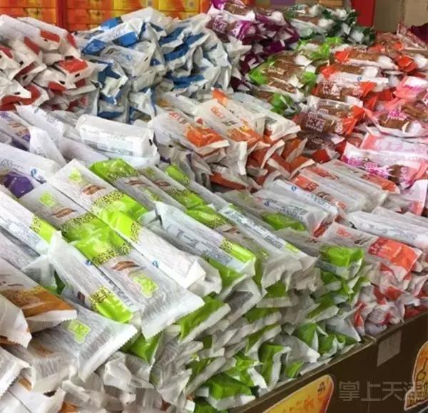 天津传统煎饼果子 (煎饼果子是天津人的小吃)