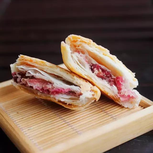 天津传统煎饼果子 (煎饼果子是天津人的小吃)