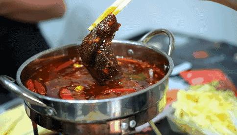 约四川姑娘的时候，你真的很需要一份重口味er的牛油火锅