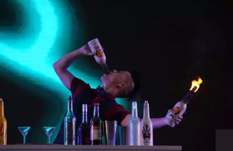 心动的美食，感动的表演，躁动的狂欢观球，足球宝贝在省体等你相约哦！