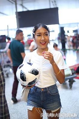 吉克隽逸黑色裤子完整版,吉克隽逸晒照穿露脐装超短裤