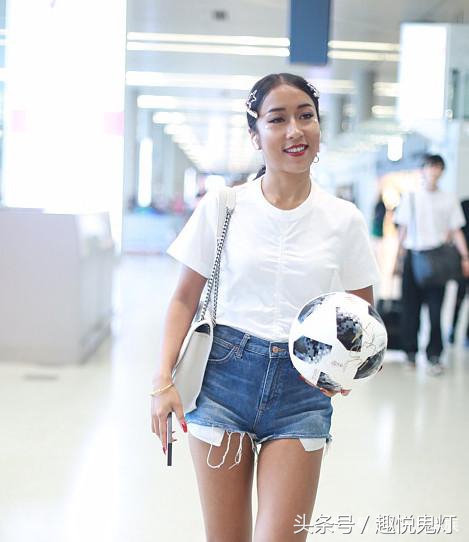 吉克隽逸黑色裤子完整版,吉克隽逸晒照穿露脐装超短裤