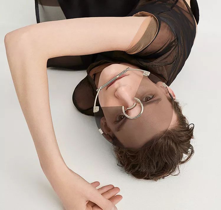 “亚洲带货王”集体出镜，给一个单价不足2000块钱的墨镜打广告？