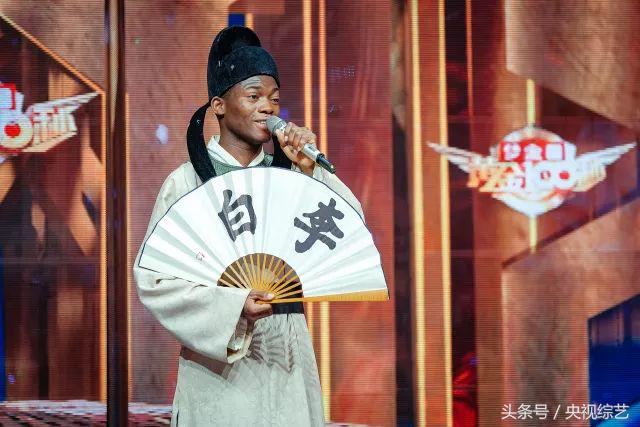 前喀麦隆国青队队员展示花式足球脚法,黄金舞台秒变绿荫场!