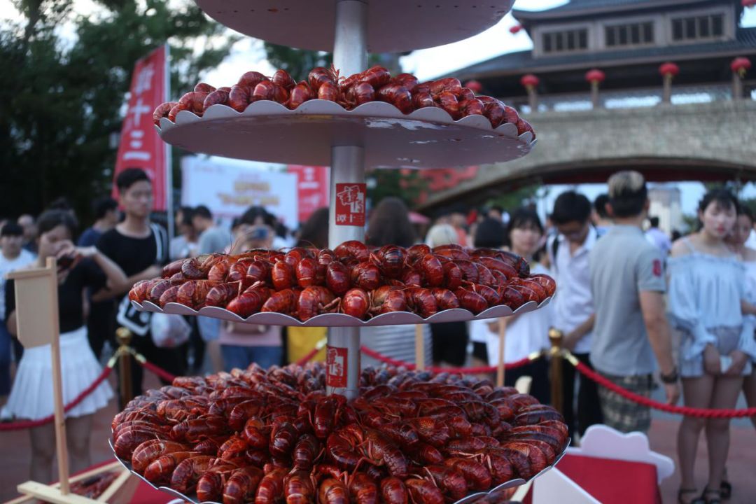 南昌龙虾节,万人啤酒龙虾节