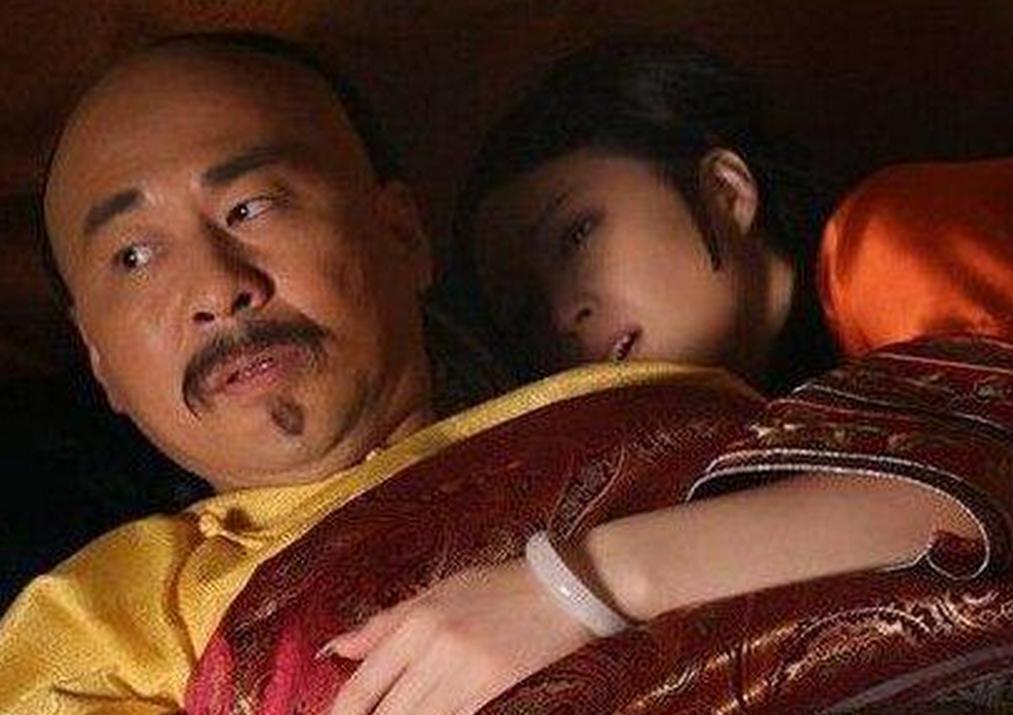 清朝妃子被皇上临幸，需要裸身裹被子去，这规矩是因为发生了这事