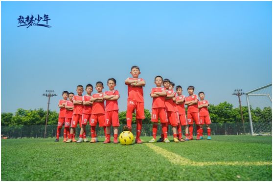 c罗球员通道内与小球童击掌,和c罗击掌能有多激动