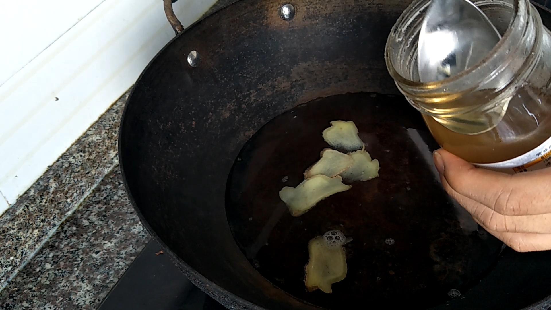 40岁长斑的女性吃什么祛斑最好,更年期女性脸上长斑是什么原因