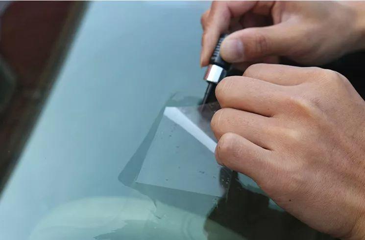 挡风玻璃坏了一个缝怎么修复,后挡风玻璃坏了修复多少钱