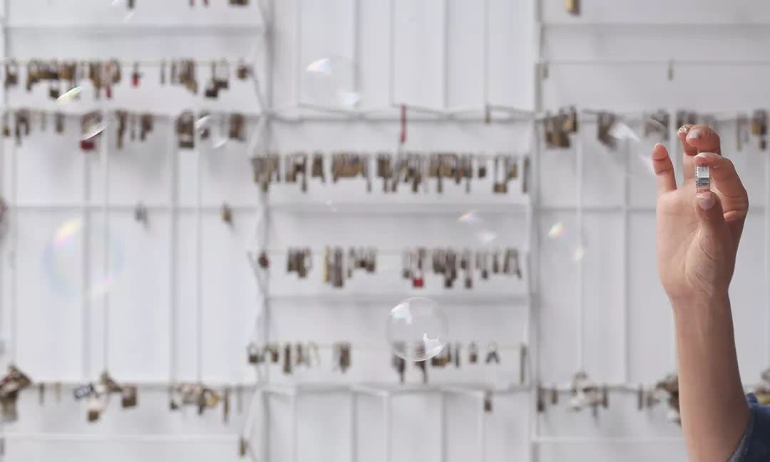 2019春夏男装走秀前试装王俊凯,王俊凯红衣时装周